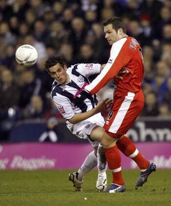 Darren Carter (West Brom, li.) gegen Mark Viduka (Middlesbrough) - EDITORIAL USE ONLY. No use with unauthorised audio, video, data, fixture lists, club league logos or live services. Online in-match use limited to 120 images, no video emulation. No use in betting, games or single club league player publications. Fußball Herren FA Cup 2006 2007, Englischer Pokal, Pokalspiel, West Bromwich Albion - Middlesbrough FC Gruppe West Bromwich Dynamik Fußball Herren FA Cup 2006 2007, Englischer Pokal, Pokalspiel, West Bromwich Albion - Middlesbrough FC Gruppe West Bromwich Dynamik