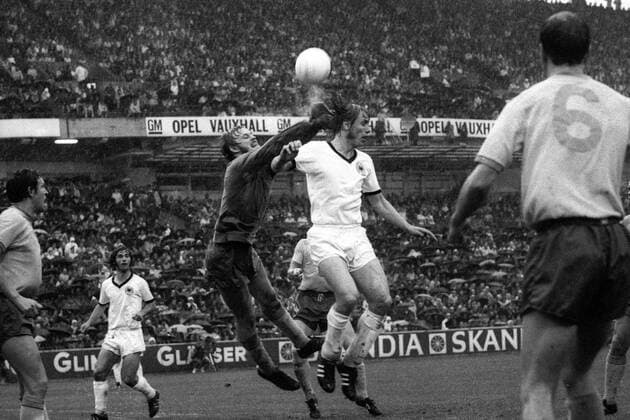 Torwart Ronnie Hellström (Schweden) faustet den Ball vor Sigfried Held (BR Deutschland, 2.v.re.) weg Fußball Länderspiel Herren Nationalmannschaft 1971, Nationaltrikot, Schweden - BRD 1:0 Gruppe Göteborg Abwehr, Dynamik, Kampf, Fußball Länderspiel Herren Nationalmannschaft 1971, Nationaltrikot, Schweden - BRD 1:0 Gruppe Göteborg Abwehr, Dynamik, Kampf,