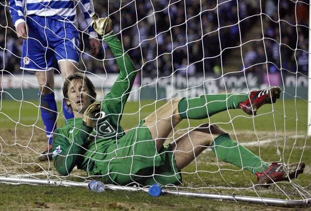 Torwart Edwin van der Sar (Manchester United) gefangen im eigenen Netz - EDITORIAL USE ONLY. No use with unauthorised audio, video, data, fixture lists, club league logos or live services. Online in-match use limited to 120 images, no video emulation. No use in betting, games or single club league player publications. Fußball Herren FA Cup 2006 2007, Pokalspiel, Englischer Pokal, Manchester United, ManU Einzelbild Reading Fußball Herren FA Cup 2006 2007, Pokalspiel, Englischer Pokal, Manchester United, ManU Einzelbild Reading