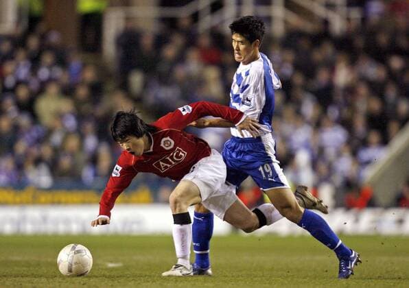 Ji Sung Park (Manchester United, li.) kommt gegen KI Hyeon Seol (Reading) zu Fall - EDITORIAL USE ONLY. No use with unauthorised audio, video, data, fixture lists, club league logos or live services. Online in-match use limited to 120 images, no video emulation. No use in betting, games or single club league player publications. Fußball Herren FA Cup 2006 2007, Pokalspiel, Englischer Pokal, Reading FC - Manchester United 2:3, ManU Gruppe Reading Dynamik, Fußball Herren FA Cup 2006 2007, Pokalspiel, Englischer Pokal, Reading FC - Manchester United 2:3, ManU Gruppe Reading Dynamik,