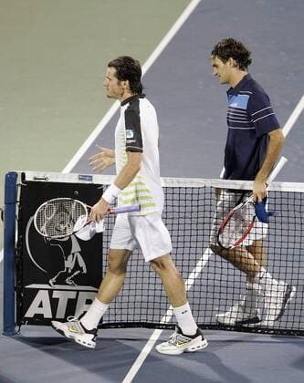 Thomas Haas (Deutschland, li.) und Roger Federer (Schweiz) am Netz Tennis Herren Dubai Tennis Championships 2007, Championship, ATP Tour Gruppe o0 Halbfinale Dubai Tennis Herren Dubai Tennis Championships 2007, Championship, ATP Tour Gruppe o0 Halbfinale Dubai