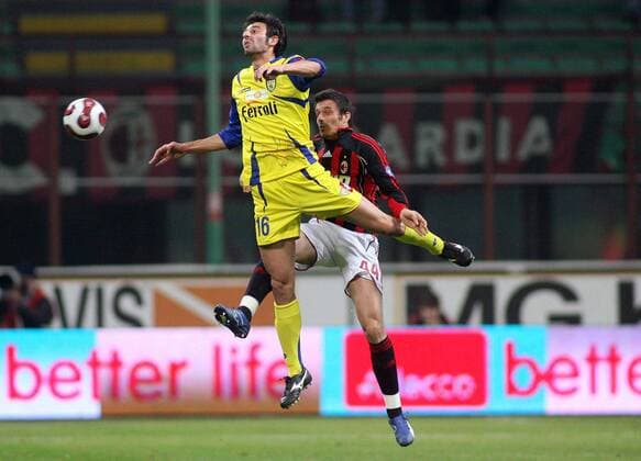 Michele Troinano (Chievo Verona, li.) gegen Massimo Oddo (AC Mailand) - Fußball Herren Serie A 2006 2007, 1. Italienische Liga, AC Mailand - AC Chievo Verona 3:1 Gruppe Milan Mailand Dynamik, Kampf, Höhe, Fußball Herren Serie A 2006 2007, 1. Italienische Liga, AC Mailand - AC Chievo Verona 3:1 Gruppe Milan Mailand Dynamik, Kampf, Höhe,