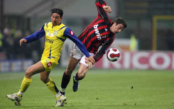 Franco Semioli (Chievo Verona, li.) gegen Massimo Oddo (AC Mailand) -  Fußball Herren Serie A 2006 2007, 1. Italienische Liga, AC Mailand - AC Chievo Verona 3:1 Gruppe Milan Mailand Dynamik, Kampf, Fußball Herren Serie A 2006 2007, 1. Italienische Liga, AC Mailand - AC Chievo Verona 3:1 Gruppe Milan Mailand Dynamik, Kampf,