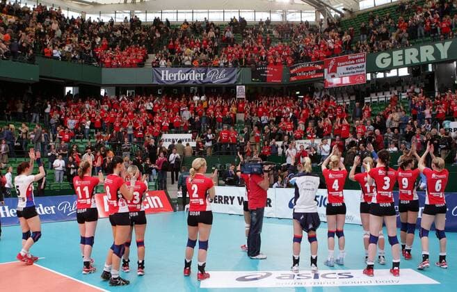 Dresdner Spielerinnen bedanken sich bei den Anhängern Volleyball 1. BL Damen Pokalfinale 2006 2007, Pokal, Pokalspiel, Finale, Endspiel, Pokalendspiel o0 DVV Totale Halle Westfalen Harmonie Volleyball 1. BL Damen Pokalfinale 2006 2007, Pokal, Pokalspiel, Finale, Endspiel, Pokalendspiel o0 DVV Totale Halle Westfalen Harmonie