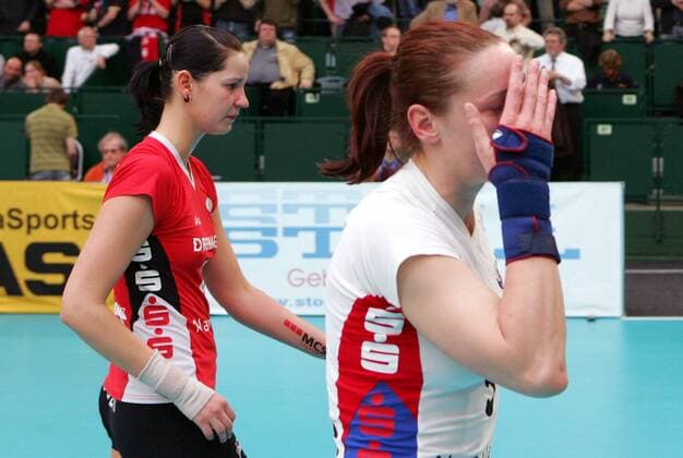 Kerstin Tzscherlich (re.) und Christin Guhr (beide Dresdner SC) - enttäuschter Abgang Volleyball 1. BL Damen Pokalfinale 2006 2007, Pokal, Pokalspiel, Finale, Endspiel, Pokalendspiel o0 DVV Gruppe Halle Westfalen Enttäuschung, Verzweiflung Volleyball 1. BL Damen Pokalfinale 2006 2007, Pokal, Pokalspiel, Finale, Endspiel, Pokalendspiel o0 DVV Gruppe Halle Westfalen Enttäuschung, Verzweiflung