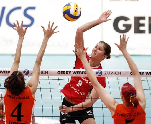 Corinna Ssuschke (Dresdner SC, Mitte) gegen Cathrin Schlüter (li.) und Tina Gollan (beide Schweriner SC) Volleyball 1. BL Damen Pokalfinale 2006 2007, Pokal, Pokalspiel, Finale, Endspiel, Pokalendspiel o0 DVV Gruppe Halle Westfalen Volleyball 1. BL Damen Pokalfinale 2006 2007, Pokal, Pokalspiel, Finale, Endspiel, Pokalendspiel o0 DVV Gruppe Halle Westfalen