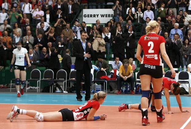 Trainer Arnd Ludwig (Mitte), Heike Beier (liegend li.) und Mareen Apitz (Nr.2, alle Dresdner SC) enttäuscht Volleyball 1. BL Damen Pokalfinale 2006 2007, Pokal, Pokalspiel, Finale, Endspiel, Pokalendspiel o0 DVV Totale Halle Westfalen Enttäuschung, Volleyball 1. BL Damen Pokalfinale 2006 2007, Pokal, Pokalspiel, Finale, Endspiel, Pokalendspiel o0 DVV Totale Halle Westfalen Enttäuschung,