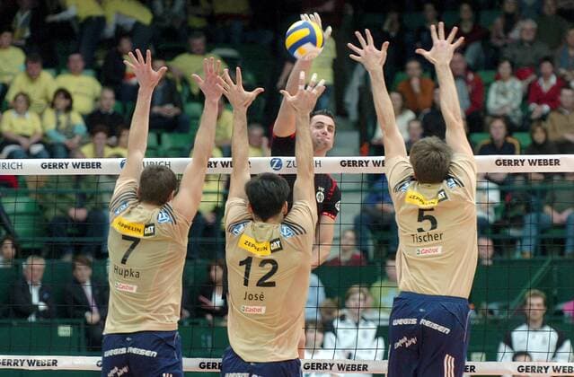 Georg Grozer (Moers) schmettert gegen v.li.: Robert Hupka, Joao Jose und Simon Tischer (alle Friedrichshafen) Volleyball 1. BL Herren Pokalfinale 2006 2007, Pokal, Pokalspiel, Finale, Endspiel, Pokalendspiel o0 DVV Gruppe Halle Westfalen Volleyball 1. BL Herren Pokalfinale 2006 2007, Pokal, Pokalspiel, Finale, Endspiel, Pokalendspiel o0 DVV Gruppe Halle Westfalen