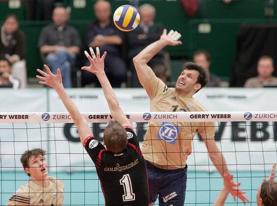 Joao Jose (Friedrichshafen) schmettert gegen Tuukka Anttila (Moers) Volleyball 1. BL Herren Pokalfinale 2006 2007, Pokal, Pokalspiel, Finale, Endspiel, Pokalendspiel o0 DVV Gruppe Halle Westfalen Volleyball 1. BL Herren Pokalfinale 2006 2007, Pokal, Pokalspiel, Finale, Endspiel, Pokalendspiel o0 DVV Gruppe Halle Westfalen