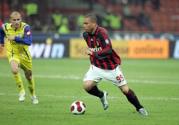Ronaldo (AC Mailand) am Ball - Fußball Herren Serie A 2006 2007, 1. Italienische Liga, Milan - AC Chievo Verona 3:1 Einzelbild Mailand Dynamik, Fußball Herren Serie A 2006 2007, 1. Italienische Liga, Milan - AC Chievo Verona 3:1 Einzelbild Mailand Dynamik,