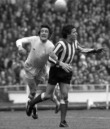 Norman Hunter (Leeds, li.) gegen Vic Halom (Sunderland) - Fußball Herren FA Cup 1972 1973, Englischer Pokal, Pokalspiel, Finale, Endspiel, Sunderland FC - Leeds United 1:0 Gruppe Wembley, Wembleystadion London Dynamik, Kampf, Fußball Herren FA Cup 1972 1973, Englischer Pokal, Pokalspiel, Finale, Endspiel, Sunderland FC - Leeds United 1:0 Gruppe Wembley, Wembleystadion London Dynamik, Kampf,