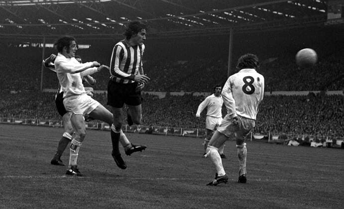 Norman Hunter (Leeds, li.) gegen Vic Halom (Sunderland, 2.v.li.) und Allan Clarke (Leeds, re.) - Strafraumszene - Fußball Herren FA Cup 1972 1973, Englischer Pokal, Pokalspiel, Finale, Endspiel, Sunderland FC - Leeds United 1:0 Gruppe Wembley, Wembleystadion London Dynamik, Fußball Herren FA Cup 1972 1973, Englischer Pokal, Pokalspiel, Finale, Endspiel, Sunderland FC - Leeds United 1:0 Gruppe Wembley, Wembleystadion London Dynamik,