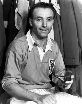 Stanley Matthews (Blackpool) mit seiner Medaille -  Fußball Herren FA Cup 1952 1953, Englischer Pokal, Pokalspiel, Endspiel, Finale, Blackpool FC Einzelbild London Fußball Herren FA Cup 1952 1953, Englischer Pokal, Pokalspiel, Endspiel, Finale, Blackpool FC Einzelbild London