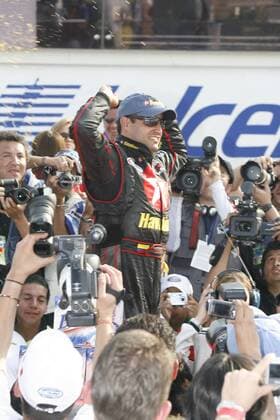 Juan Pablo Montoya (Kolumbien Dodge), Sieger der Telcel Motorola 200 2007 jubelt inmitten einem Gewirr von Fotografen - (Icon721102008) Motorsport Herren Telcel Motorola 200 Nascar Busch Series 2007, US Rennserie, Autorennen, Automobilsport Gruppe Autodromo Hermanos Rodriguez Mexico City Freude, Motorsport Herren Telcel Motorola 200 Nascar Busch Series 2007, US Rennserie, Autorennen, Automobilsport Gruppe Autodromo Hermanos Rodriguez Mexico City Freude, EDITORIAL USE ONLY