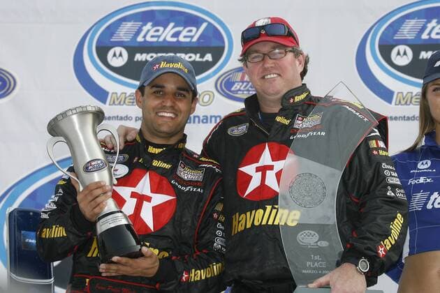 Siegerehrung Telcel Motorola 200 2007: Sieger Juan Pablo Montoya (Kolumbien, li.) neben Teamchef Brad Parrot (USA beide Dodge) - (Icon721102010) Motorsport Herren Telcel Motorola 200 Nascar Busch Series 2007, US Rennserie, Autorennen, Automobilsport Gruppe Autodromo Hermanos Rodriguez Mexico City Freude, Motorsport Herren Telcel Motorola 200 Nascar Busch Series 2007, US Rennserie, Autorennen, Automobilsport Gruppe Autodromo Hermanos Rodriguez Mexico City Freude, EDITORIAL USE ONLY