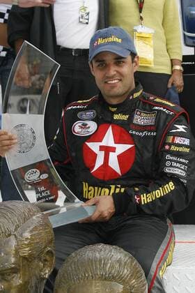 Siegerehrung Telcel Motorola 200 2007: Sieger Juan Pablo Montoya (Kolumbien Dodge) präsentiert seine Trophäe - (Icon721102012) Motorsport Herren Telcel Motorola 200 Nascar Busch Series 2007, US Rennserie, Autorennen, Automobilsport Einzelbild Autodromo Hermanos Rodriguez Mexico City Freude, Motorsport Herren Telcel Motorola 200 Nascar Busch Series 2007, US Rennserie, Autorennen, Automobilsport Einzelbild Autodromo Hermanos Rodriguez Mexico City Freude, EDITORIAL USE ONLY