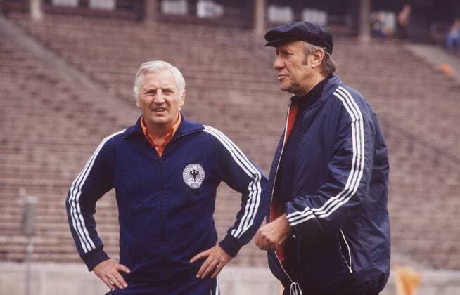 Vorgänger und Nachfolger - Ex Bundestrainer Helmut Schön (re.) als Trainingsgast bei Bundestrainer Jupp Derwall (beide BR Deutschland) Fußball Herren Nationalmannschaft 1979, BRD, Training Gruppe Aufnahmedatum geschätzt Berlin Fußball Herren Nationalmannschaft 1979, BRD, Training Gruppe Aufnahmedatum geschätzt Berlin