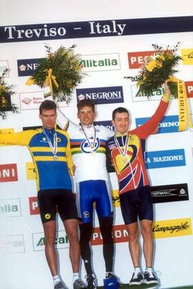 Siegerehrung Zeitfahren der Straßenweltmeisterschaft 1999: Weltmeister Jan Ullrich (Deutschland, Mitte) gewinnt vor Michael Andersson (Schweden, li.) und Chris Boardman (Großbritannien) - Radsport WM Herren Weltmeisterschaft 1999, Straßenradsport, Straße, Rad, Zeitfahren, Einzelzeitfahren, Vneg Gruppe Treviso Freude, Radsport WM Herren Weltmeisterschaft 1999, Straßenradsport, Straße, Rad, Zeitfahren, Einzelzeitfahren, Vneg Gruppe Treviso Freude,