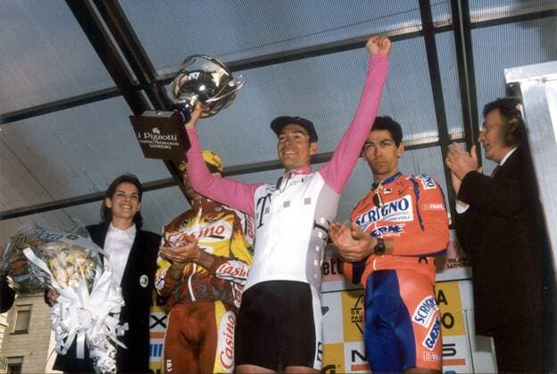 Siegerehrung Mailand - San Remo 1997: Erik Zabel (Deutschland Team Telekom, Mitte) gewinnt vor Alberto Elli (Italien Casino, 2.v.li.) und Biagio Conte (Italien Scrigno) - Radsport Herren Mailand - San Remo 1997, Straßenradsport, Straße, Rad, Vneg Gruppe Freude, Radsport Herren Mailand - San Remo 1997, Straßenradsport, Straße, Rad, Vneg Gruppe Freude,