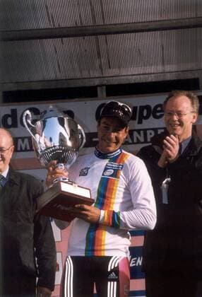 Erik Zabel (Team Telekom) - Sieger Mailand - San Remo 2000 mit dem Pokal, Bundesverteidigungsminister Rudolf Scharping (beide Deutschland SPD) applaudiert - Radsport Herren 91. Mailand - San Remo 2000, Straßenradsport, Straße, Rad, Vneg Gruppe Freude, Radsport Herren 91. Mailand - San Remo 2000, Straßenradsport, Straße, Rad, Vneg Gruppe Freude,