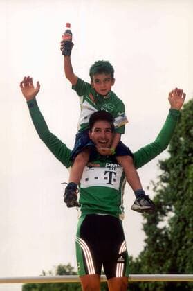 Siegerehrung Tour de France 2000: Erik Zabel (Deutschland Team Telekom) im grünen Trikot mit seinem Sohn Rick auf den Schultern - Radsport Herren 87. Tour de France 2000, Straßenradsport, Straße, Rad, Vneg Gruppe o0 Sieg, Sieger Sprintwertung Bester Sprinter 21. Etappe: Paris - Paris Freude, Begeisterung, Radsport Herren 87. Tour de France 2000, Straßenradsport, Straße, Rad, Vneg Gruppe o0 Sieg, Sieger Sprintwertung Bester Sprinter 21. Etappe: Paris - Paris Freude, Begeisterung,