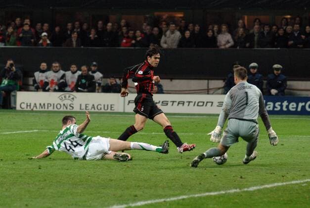 Kaka (AC Mailand, Mitte) trifft zum 1:0 in der Verlängerung gegen Torwart Artur Boruc und Stephen McManus (beide Celtic Glasgow) - Fußball EC 1 Herren Champions League 2006 2007, AC Mailand - Celtic Glasgow 1:0 n.V., Milan Gruppe Mailand Dynamik, Fußball EC 1 Herren Champions League 2006 2007, AC Mailand - Celtic Glasgow 1:0 n.V., Milan Gruppe Mailand Dynamik,