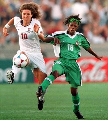 IMAGO Iconic Moments, Fußball - Frauen Michelle Akers (USA, li.) gegen Patience Avre (Nigeria) -  (chi99062502) Fußball WM Damen WM 1999, Länderspiel, Nationalteam, Nationaltrikot, Frauenfußball, Frauen, Gruppe A Gruppe Chicago Dynamik, Kampf, Fußball WM Damen WM 1999, Länderspiel, Nationalteam, Nationaltrikot, Frauenfußball, Frauen, Gruppe A Gruppe Chicago Dynamik, Kampf,