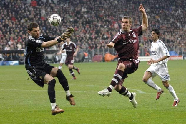Torwart Iker Casillas (Real Madrid) pariert den Schuss von Lukas Podolski (Bayern) Fußball EC 1 Herren Champions League 2006 2007, FC Bayern München - Real Madrid CF 2:1 Gruppe München Dynamik, Abwehr, Fußball EC 1 Herren Champions League 2006 2007, FC Bayern München - Real Madrid CF 2:1 Gruppe München Dynamik, Abwehr,