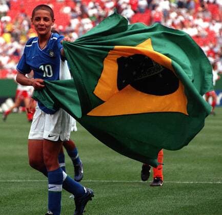 IMAGO Iconic Moments, Fußball - Frauen Sissi (Brasilien) - Schlußjubel mit der Landesfahne - (wap99062715) Fußball WM Damen WM 1999, Länderspiel, Nationalteam, Frauenfußball, Frauen, Gruppe B, Nationaltrikot Einzelbild Washington D C, DC Freude, Fußball WM Damen WM 1999, Länderspiel, Nationalteam, Frauenfußball, Frauen, Gruppe B, Nationaltrikot Einzelbild Washington D C, DC Freude,