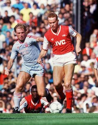 Perry Groves (Arsenal, re.) am Ball, daneben Steve McMahon (Liverpool) -  Fußball Herren English Football League First Division 1987 1988, One, 1. Englische Liga Gruppe London Dynamik, Fußball Herren English Football League First Division 1987 1988, One, 1. Englische Liga Gruppe London Dynamik,