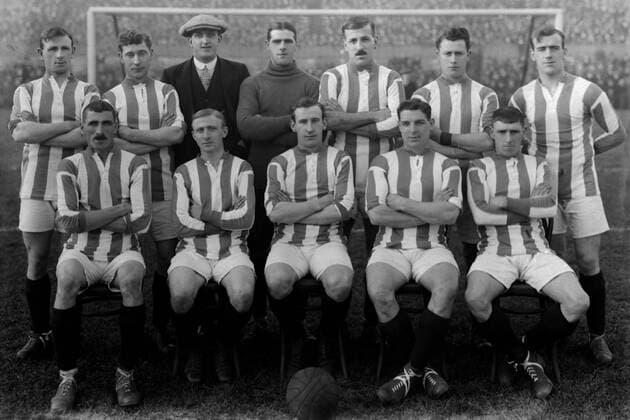 Mannschaftsbild Manchester United, hi.v.li.: John Hodge, Gripps, Frank Knowles, Torwart Robert Beale, George William Stacey, Michael Hamill, Arthur Whalley, vorn: Billy Meredith, Wilfred Woodcock, George ... -  Fußball Herren English Football League First Division 1913 1914, One, 1. Englische Liga, Manchester United, ManU Totale Manchester Fußball Herren English Football League First Division 1913 1914, One, 1. Englische Liga, Manchester United, ManU Totale Manchester