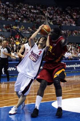 Kei Igarashi (Japan, li.) gegen Abdel Aziz Moussa (Angola) - Basketball WM Herren WM 2006, Länderspiel, Nationalteam, Nationaltrikot, Gruppe B, Japan - Angola 62:87, Vdig Gruppe Hiroshima Basketball WM Herren WM 2006, Länderspiel, Nationalteam, Nationaltrikot, Gruppe B, Japan - Angola 62:87, Vdig Gruppe Hiroshima
