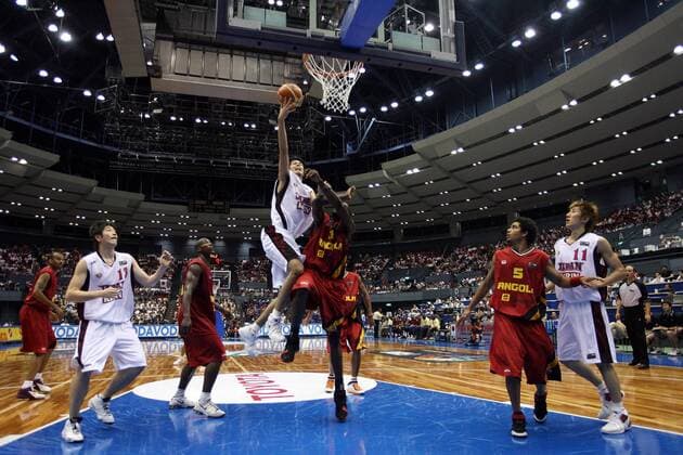 Zweikampf unter dem Korb zwischen einem angolanischen (rot) und einem japanischen Spieler - Basketball WM Herren WM 2006, Länderspiel, Nationalteam, Nationaltrikot, Gruppe B, Japan - Angola 62:87, Vdig Totale Hiroshima Basketball WM Herren WM 2006, Länderspiel, Nationalteam, Nationaltrikot, Gruppe B, Japan - Angola 62:87, Vdig Totale Hiroshima