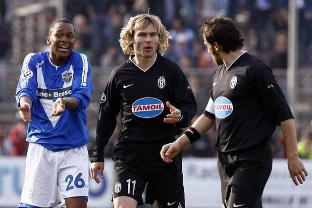 Fabiano Santacroce (Brescia, li.) reklamiert, auch Pavel Nedved (Mitte) und Alessandro del Piero (beide Juventus) schauen ratlos -  Fußball Herren Serie B 2006 2007, 2. Italienische Liga, Brescia Calcio - Juventus Turin 3:1, Juve Gruppe Brescia Fußball Herren Serie B 2006 2007, 2. Italienische Liga, Brescia Calcio - Juventus Turin 3:1, Juve Gruppe Brescia