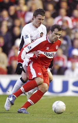Mark Viduka (Middlesbrough, re.) gegen Michael Carrick (Manchester United) - EDITORIAL USE ONLY. No use with unauthorised audio, video, data, fixture lists, club league logos or live services. Online in-match use limited to 120 images, no video emulation. No use in betting, games or single club league player publications. Fußball Herren English FA Cup 2006 2007, Englischer Pokal, Pokalspiel Gruppe Middlesbrough Fußball Herren English FA Cup 2006 2007, Englischer Pokal, Pokalspiel Gruppe Middlesbrough