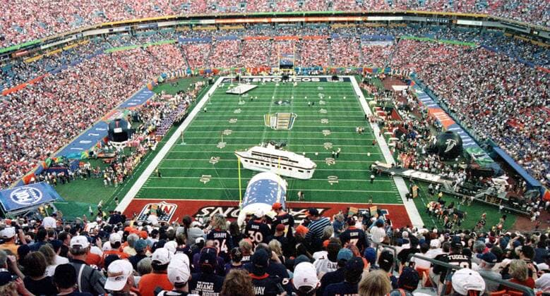 Das Pro Player Stadium in Miami während des Vorprogramms zum 33. Super Bowl 1999 -  (SBP99013124) American Football Herren NFL 1998 1999, 33. Super Bowl, Superbowl XXXIII, Finale, Endspiel Totale Pro Player Stadium, Wettkampfstätte Miami American Football Herren NFL 1998 1999, 33. Super Bowl, Superbowl XXXIII, Finale, Endspiel Totale Pro Player Stadium, Wettkampfstätte Miami