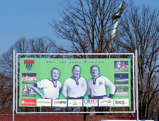 Über 100 Jahre Tradition - der 1. FC Schweinfurt 05 erinnert an seine ehemaligen DFB Nationalspieler Albin Kitzinger (li.) und Andreas Kupfer (re., beide Deutschland) Fußball Herren Landesliga Bayern Nord 2006 2007, 1. FC Schweinfurt 05, Vereinsgeschichte, Vereinshistorie, Vdig Einzelbild Regionalsponsoren Vergangenheit Schweinfurt o0 Geschichte Historie Fußball Herren Landesliga Bayern Nord 2006 2007, 1. FC Schweinfurt 05, Vereinsgeschichte, Vereinshistorie, Vdig Einzelbild Regionalsponsoren Vergangenheit Schweinfurt o0 Geschichte Historie