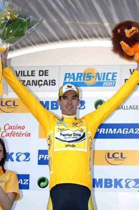 David Millar (Großbritannien Saunier Duval Prodir) jubelt im gelben Trikot des Gesamtführenden bei Paris Nizza 2007 - Radsport Herren Paris Nizza 2007, ProTour, Straßenradsport, Straße, Rad Einzelbild 1. Etappe: Cloyes sur le Loir - Buzancais Freude, Radsport Herren Paris Nizza 2007, ProTour, Straßenradsport, Straße, Rad Einzelbild 1. Etappe: Cloyes sur le Loir - Buzancais Freude,