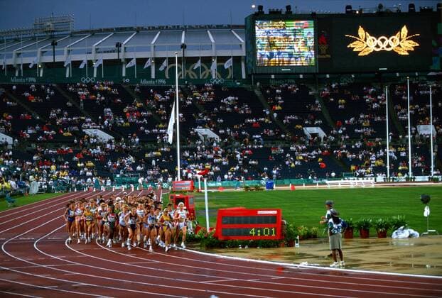 Läuferfeld des Olympischen Marathons 1996 im Olympiastadion von Atlanta -  (aflo0008) Leichtathletik OS Sommer Damen Olympische Spiele Atlanta 1996, Sommerspiele, Marathon, Marathonlauf, Langstrecke Totale Olympiastadion Starterfeld, Teilnehmerfeld, Läufer Atlanta Leichtathletik OS Sommer Damen Olympische Spiele Atlanta 1996, Sommerspiele, Marathon, Marathonlauf, Langstrecke Totale Olympiastadion Starterfeld, Teilnehmerfeld, Läufer Atlanta