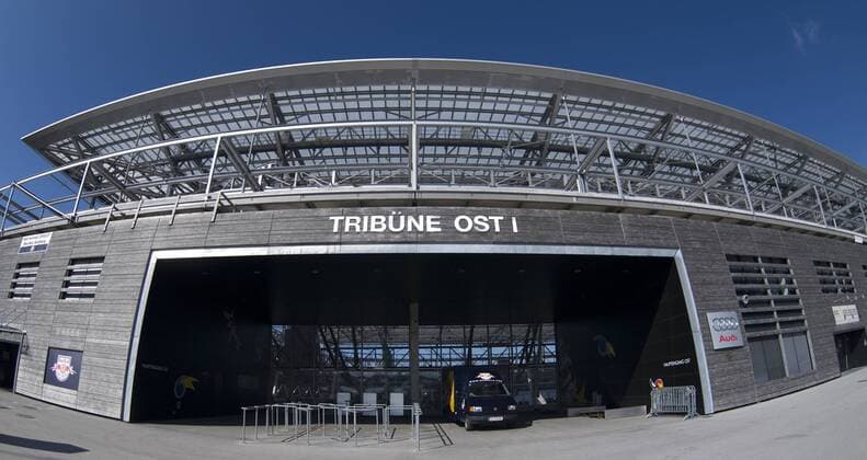 Die Tribüne Ost in der Red Bull Arena, Heimspielstätte des SV Red Bull Salzburg und einer der Austragungsorte der Europameisterschaft 2008, wird derzeit ausgebaut Fußball 1. BL Herren Vorschau 2007 EM 2008, TmobileBundesliga, 1. Österreichische Liga, SV Red Bull Salzburg, RedBull Totale Wals Siezenheim, RedBullArena, fisheye Salzburg, Eingang, Eingangsbereich Fußball 1. BL Herren Vorschau 2007 EM 2008, TmobileBundesliga, 1. Österreichische Liga, SV Red Bull Salzburg, RedBull Totale Wals Siezenheim, RedBullArena, fisheye Salzburg, Eingang, Eingangsbereich