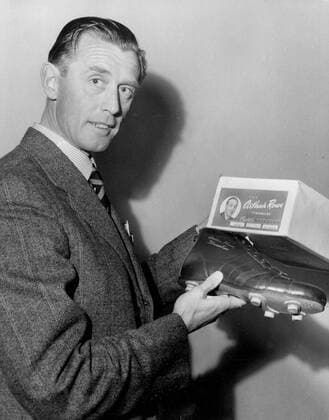 Trainer Vic Buckingham (West Brom) präsentiert einen neuen Fußballschuh samt Karton: The Arthur Rowe Streamline - Fußball Herren English First Division 1953 1954, One, 1. Englische Liga, West Bromwich Albion, Vneg, Vsw Einzelbild West Bromwich Fußball Herren English First Division 1953 1954, One, 1. Englische Liga, West Bromwich Albion, Vneg, Vsw Einzelbild West Bromwich