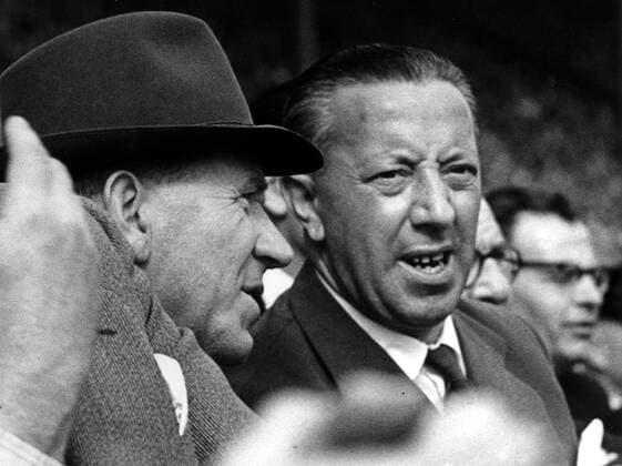 Trainer Sir Matt Busby (li.) und Co Trainer Jimmy Murphy (beide Manchester United) im Gespräch -  Fußball Herren English FA Cup 1957 1958, Finale, Endspiel, Manchester United, ManU, Vneg, Vsw Gruppe London Wembley Fußball Herren English FA Cup 1957 1958, Finale, Endspiel, Manchester United, ManU, Vneg, Vsw Gruppe London Wembley