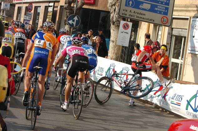 Allan Johansen (Dänemark CSC, re.) tritt frustriert gegen eine Werbebande - Radsport Herren Tirreno Adriatico 2007, Straßenradsport, Straße, Rad, ProTour Gruppe 1. Etappe: Civitavecchia - Civitavecchia Enttäuschung, Wut, Verzweiflung, Spannung, Radsport Herren Tirreno Adriatico 2007, Straßenradsport, Straße, Rad, ProTour Gruppe 1. Etappe: Civitavecchia - Civitavecchia Enttäuschung, Wut, Verzweiflung, Spannung,