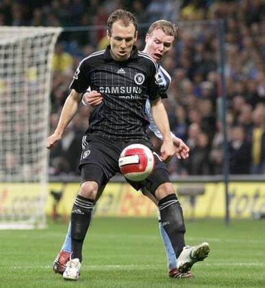 Arjen Robben (Chelsea, vorn) gegen Michael Ball (Manchester City) -  Fußball Herren English Premier League 2006 2007, 1. Englische Liga, Manchester City - Chelsea FC London 0:1 Gruppe Manchester Dynamik Fußball Herren English Premier League 2006 2007, 1. Englische Liga, Manchester City - Chelsea FC London 0:1 Gruppe Manchester Dynamik