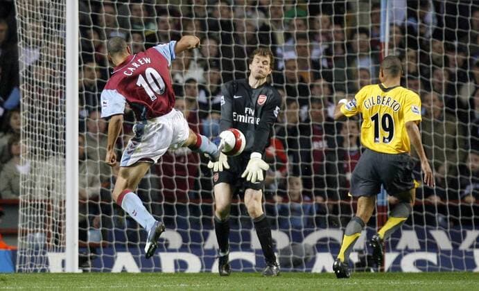 John Carew (Aston Villa, li.) gegen Torwart Jens Lehmann (Arsenal) - EDITORIAL USE ONLY. No use with unauthorised audio, video, data, fixture lists, club league logos or live services. Online in-match use limited to 120 images, no video emulation. No use in betting, games or single club league player publications. Fußball Herren English Premier League 2006 2007, 1. Englische Liga, Aston Villa - Arsenal FC London 0:1 Gruppe Birmingham Dynamik, Fußball Herren English Premier League 2006 2007, 1. Englische Liga, Aston Villa - Arsenal FC London 0:1 Gruppe Birmingham Dynamik,