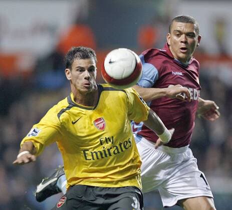 Jeremie Aliadiere (Arsenal, li.) gegen Wilfred Bouma (Aston Villa) - EDITORIAL USE ONLY. No use with unauthorised audio, video, data, fixture lists, club league logos or live services. Online in-match use limited to 120 images, no video emulation. No use in betting, games or single club league player publications. Fußball Herren English Premier League 2006 2007, 1. Englische Liga, Aston Villa - Arsenal FC London 0:1 Gruppe Birmingham Dynamik, Fußball Herren English Premier League 2006 2007, 1. Englische Liga, Aston Villa - Arsenal FC London 0:1 Gruppe Birmingham Dynamik,