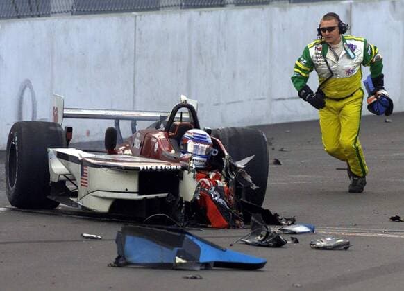Alessandro Zanardi (Italien Mo Nunn Racing) sitzt nach seinem schweren Unfall in dem zertrümmerten Cockpit, während ein Streckenposten herbeieilt - (Serie 5 6) Motorsport Herren FedEx Championship Series 2001, German 500, Indy Car, IndyCar, Champ, Champcar, Cart, C.A.R.T. Gruppe Lausitzring Eurospeedway Klettwitz Lausitz, Erste Hilfe, helfen Motorsport Herren FedEx Championship Series 2001, German 500, Indy Car, IndyCar, Champ, Champcar, Cart, C.A.R.T. Gruppe Lausitzring Eurospeedway Klettwitz Lausitz, Erste Hilfe, helfen