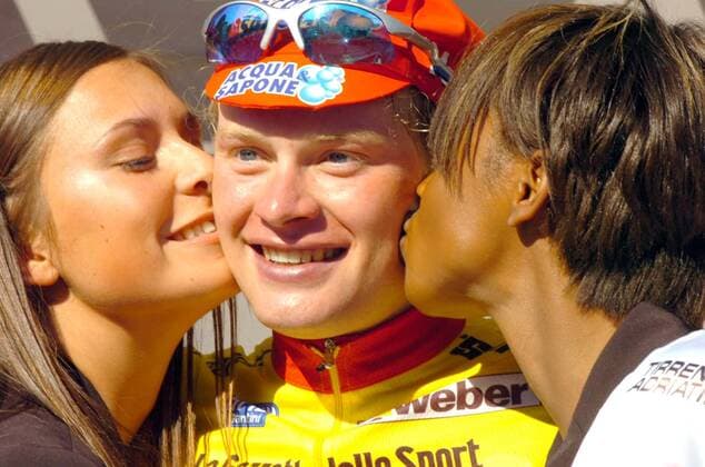 Alexander Arekeev (Rußland Acqua e Sapone) gewinnt die 2. Etappe der Tirreno Adriatico 2007 und bekommt Siegerküsschen - Radsport Herren 42. Tirreno Adriatico 2007, Straßenradsport, Straße, Rad, ProTour Gruppe 2. Etappe: Civitavecchia - Marsciano Freude, Radsport Herren 42. Tirreno Adriatico 2007, Straßenradsport, Straße, Rad, ProTour Gruppe 2. Etappe: Civitavecchia - Marsciano Freude,