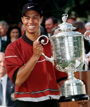 Eldrick Tiger Woods (USA) präsentiert stolz die Wanamaker Trophy für seinen Sieg bei den PGA Championship 1999 -  (CHI99081506) Golf Herren PGA Championship 1999, Tour Einzelbild Medinah, Illinois Freude, Golf Herren PGA Championship 1999, Tour Einzelbild Medinah, Illinois Freude,