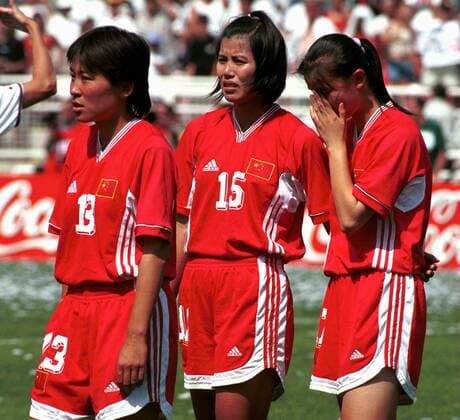 China v.li.: Liu Ying, Qiu Haiyan und Zhu Jing untröstlich nach der Finalniederlage bei der WM 1999 -  (LAP99071114) Fußball Länderspiel Damen WM 1999, Finale, Endspiel, Nationalmannschaft, Nationaltrikot, Vdig Gruppe Frauen, Frauenfußball Los Angeles Verzweiflung, Fußball Länderspiel Damen WM 1999, Finale, Endspiel, Nationalmannschaft, Nationaltrikot, Vdig Gruppe Frauen, Frauenfußball Los Angeles Verzweiflung,